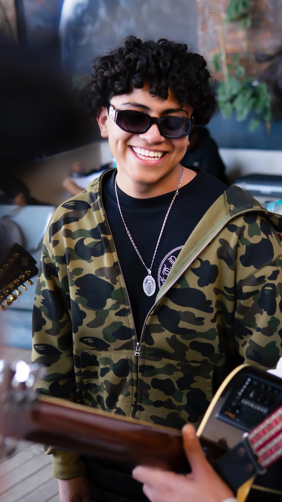 KEYZTON sonriendo
